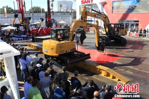 三一挖机show过单边桥绝技 三一挖机show过单边桥绝技