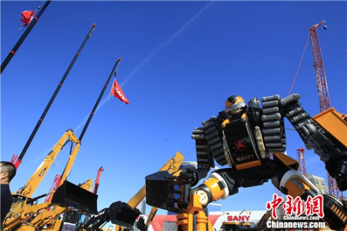 展会当天的“人气王”——三一“变形金刚”概念挖机 展会当天的“人气王”——三一“变形金刚”概念挖机