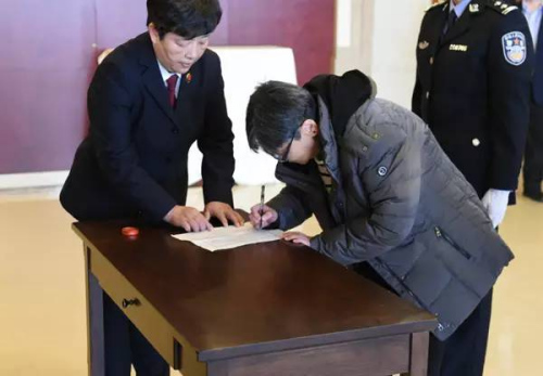 　2016年11月16日，在中央反腐败协调小组国际追逃追赃工作办公室的统筹协调下，经中央有关部门和浙江省追逃办密切协作，潜逃海外13年之久的“百名红通人员”头号嫌犯杨秀珠回国投案自首。(中央纪委监察部网站 张祎鑫 摄)