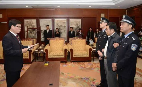 　2015年5月9日，潜逃新加坡4年之久的江西省鄱阳县财政局经济建设股原股长李华波被遣返回国。(中央纪委监察部网站 祖晓冬 摄)