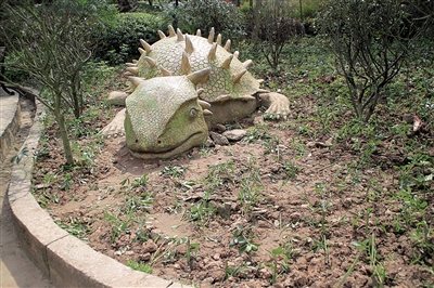 雕塑附近植被损坏严重