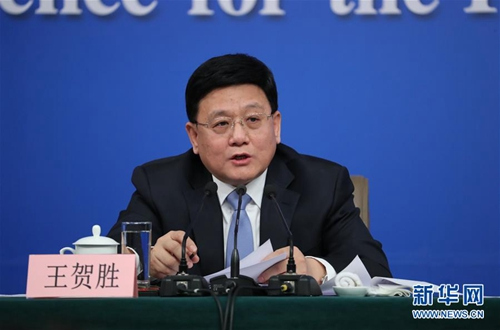 3月11日,十二届全国人大五次会议新闻中心举行记者会,邀请国家卫生计生委主任李斌、副主任王培安和副主任、国务院医改办主任王贺胜就“‘十三五’开局之年卫生计生改革发展”的相关问题回答中外记者的提问。这是王贺胜在回答记者提问。新华社记者 张玉薇 摄 3月11日,十二届全国人大五次会议新闻中心举行记者会,邀请国家卫生计生委主任李斌、副主任王培安和副主任、国务院医改办主任王贺胜就“‘十三五’开局之年卫生计生改革发展”的相关问题回答中外记者的提问。这是王贺胜在回答记者提问。新华社记者 张玉薇 摄