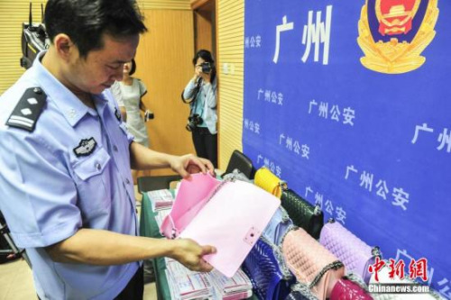 10月22日,广州公安局内展示的涉案假冒名牌女式手袋。当日,广州警方通报称,在广州一别墅区内捣毁五处制售假窝点,查货假冒名牌女式手袋约1000个,抓获12名犯罪嫌疑人,总涉案金额为5000万元人民币。据悉,该团伙在微信和网上开设网店,同时线上招聘加盟代理商,通过网络销售和线下联系,将假冒名牌手袋批发销往山东、江苏、新建、北京、上海等地。 <a target='_blank' href='http://www.chinanews.com/'>中新社</a>记者 陈骥旻 摄 鍏抽棴 10月22日,广州公安局内展示的涉案假冒名牌女式手袋。当日,广州警方通报称,在广州一别墅区内捣毁五处制售假窝点,查货假冒名牌女式手袋约1000个,抓获12名犯罪嫌疑人,总涉案金额为5000万元人民币。据悉,该团伙在微信和网上开设网店,同时线上招聘加盟代理商,通过网络销售和线下联系,将假冒名牌手袋批发销往山东、江苏、新建、北京、上海等地。 <a target='_blank' href='http://www.chinanews.com/'>中新社</a>记者 陈骥旻 摄 鍏抽棴