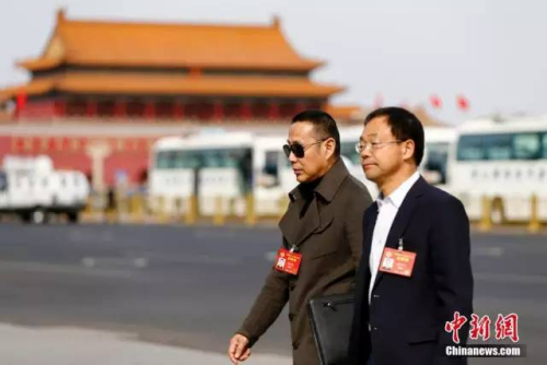 11日,全国政协十二届五次会议第四次全体会议,陈道明委员(左)步入会场。<a target='_blank' href='http://www.chinanews.com/'>中新社</a>记者 富田 摄 11日,全国政协十二届五次会议第四次全体会议,陈道明委员(左)步入会场。<a target='_blank' href='http://www.chinanews.com/'>中新社</a>记者 富田 摄