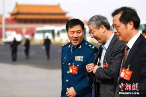 朱和平(左)等委员步入会场。<a target='_blank' href='http://www.chinanews.com/'>中新社</a>记者 富田 摄 朱和平(左)等委员步入会场。<a target='_blank' href='http://www.chinanews.com/'>中新社</a>记者 富田 摄