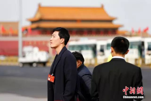 刘翔委员步入会场。<a target='_blank' href='http://www.chinanews.com/'>中新社</a>记者 富田 摄 刘翔委员步入会场。<a target='_blank' href='http://www.chinanews.com/'>中新社</a>记者 富田 摄