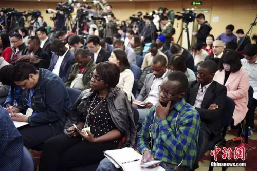 11日,十二届全国人大五次会议新闻中心举行记者会,外国记者在会上。 <a target='_blank' href='http://www.chinanews.com/'>中新社</a>记者 盛佳鹏 摄 11日,十二届全国人大五次会议新闻中心举行记者会,外国记者在会上。 <a target='_blank' href='http://www.chinanews.com/'>中新社</a>记者 盛佳鹏 摄