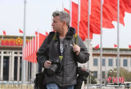 一名外国记者在天安门广场采访。<a target='_blank' href='http://www.chinanews.com/'>中新社</a>记者 杨可佳 摄 一名外国记者在天安门广场采访。<a target='_blank' href='http://www.chinanews.com/'>中新社</a>记者 杨可佳 摄