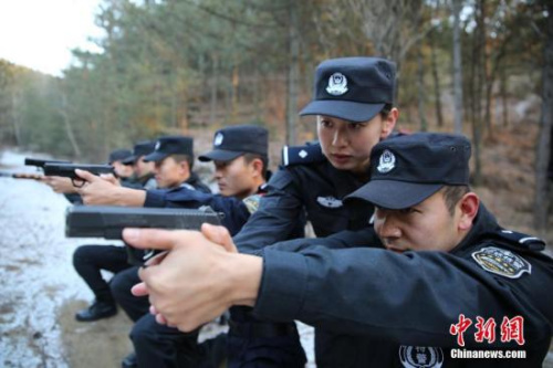 资料图:90后特警女教官教男队员打枪格斗