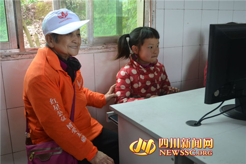 刘奶奶看孩子们学习电脑