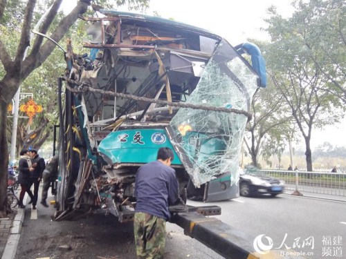 公交车头支离破碎 余杉芳摄 图片来自人民网