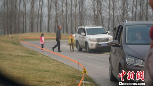 北京野生动物园证实虎区有游客下车。图：爆料者拍摄的游客下车现场。