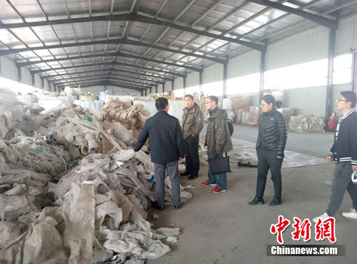 图为侦查员在走私废物查扣现场。 王晨晖 摄