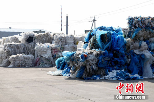 图为走私废塑料堆放现场。 王晨晖 摄
