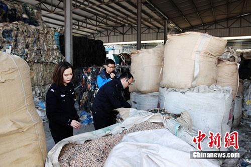 图为走私废塑料查扣现场。 王晨晖 摄