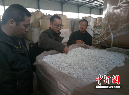 图为侦查员在走私废物查扣现场。 王晨晖