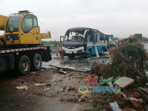客车在江西侧翻1人死续:事故车属南京一公司