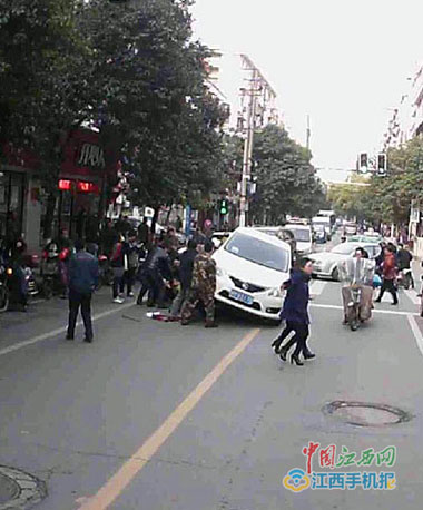消防员抬车救老妪