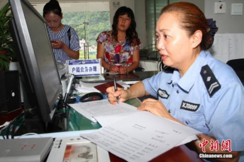 公安部治安管理局局长胡明朗介绍，要求公安派出所出具所谓“奇葩证明”的问题基本得到遏制。 (资料图)