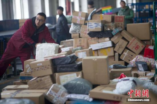 随着中国农历春节即将到来，大量快递包裹涌入邮局，使得业务量暴增。据山西邮政工作人员介绍，近期太原邮区中心局接发邮件包裹数量逐日增加，日均处理量峰值超过45万件，突破历史峰值。张云 摄