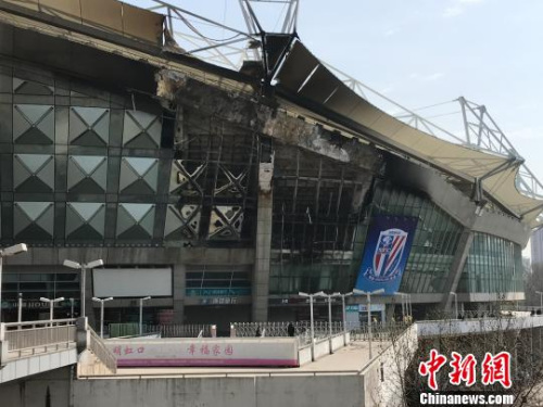 上海虹口足球场突发大火，目前火势已熄灭，无人员伤亡。　王子涛 摄