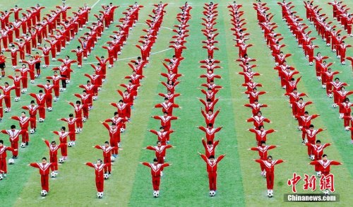  资料图：2016年11月2日，江西省德兴市某小学上千名小学生在操场上开心跳起足球舞。卓忠伟 摄