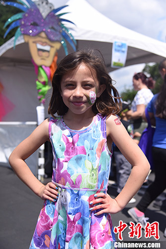 图为活动现场的人体彩绘展位前,一个刚刚在脸上画了植物图案的孩子。 <a target='_blank' href='http://www.chinanews.com/'>中新社</a>记者 张朔 摄 图为活动现场的人体彩绘展位前,一个刚刚在脸上画了植物图案的孩子。 <a target='_blank' href='http://www.chinanews.com/'>中新社</a>记者 张朔 摄