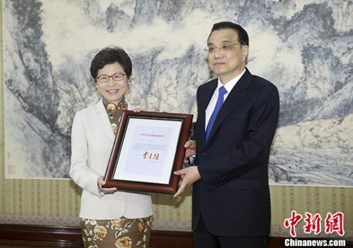 4月11日,国务院总理李克强在中南海紫光阁会见林郑月娥,颁发了任命她为中华人民共和国香港特别行政区第五任行政长官的国务院第678号令。 <a target='_blank' href='http://www.chinanews.com/'>中新社</a>记者 杜洋 摄 4月11日,国务院总理李克强在中南海紫光阁会见林郑月娥,颁发了任命她为中华人民共和国香港特别行政区第五任行政长官的国务院第678号令。 <a target='_blank' href='http://www.chinanews.com/'>中新社</a>记者 杜洋 摄