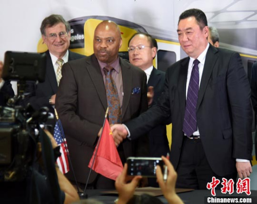 美国西部时间4月12日上午,在川流不息的洛杉矶联合车站,中国中车股份有限公司同美国洛杉矶县大都会交通局正式签订红紫线项目地铁车辆销售合同,这是中车首次成功打入洛杉矶市场。图为签字仪式现场。<a target='_blank' href='http://www.chinanews.com/'>中新社</a>记者 张朔 摄 美国西部时间4月12日上午,在川流不息的洛杉矶联合车站,中国中车股份有限公司同美国洛杉矶县大都会交通局正式签订红紫线项目地铁车辆销售合同,这是中车首次成功打入洛杉矶市场。图为签字仪式现场。<a target='_blank' href='http://www.chinanews.com/'>中新社</a>记者 张朔 摄