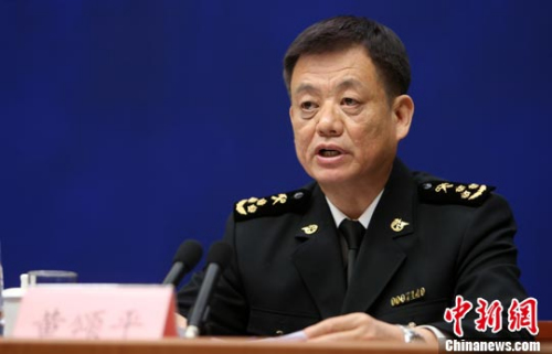 4月13日,中国国务院新闻办举行2017年第一季度进出口情况发布会。中国海关总署新闻发言人黄颂平在会上回答记者提问。<a target='_blank' href='http://www.chinanews.com/'>中新社</a>记者 杨可佳 摄 4月13日,中国国务院新闻办举行2017年第一季度进出口情况发布会。中国海关总署新闻发言人黄颂平在会上回答记者提问。<a target='_blank' href='http://www.chinanews.com/'>中新社</a>记者 杨可佳 摄