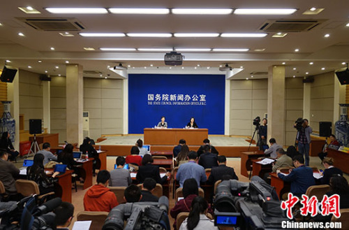 4月13日,国务院新闻办举行新闻发布会,国务院国有资产监督管理委员会总会计师沈莹介绍2017年一季度中央企业经济运行情况,并答记者问。 <a target='_blank' href='http://www.chinanews.com/'>中新社</a>记者 杨可佳 摄 4月13日,国务院新闻办举行新闻发布会,国务院国有资产监督管理委员会总会计师沈莹介绍2017年一季度中央企业经济运行情况,并答记者问。 <a target='_blank' href='http://www.chinanews.com/'>中新社</a>记者 杨可佳 摄