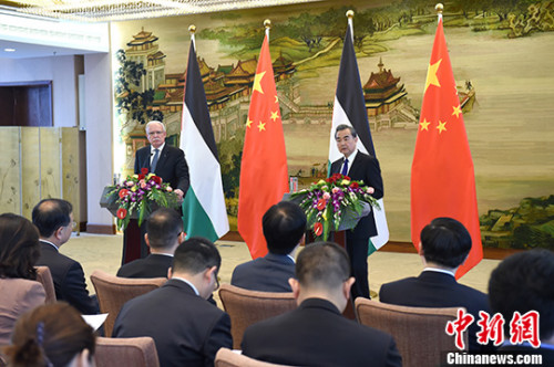 4月13日,中国外交部长王毅(右)在北京与巴勒斯坦外交部长马勒基举行会谈。会后两国外长共同会见记者。 <a target='_blank' href='http://www.chinanews.com/'>中新社</a>记者 侯宇 摄 4月13日,中国外交部长王毅(右)在北京与巴勒斯坦外交部长马勒基举行会谈。会后两国外长共同会见记者。 <a target='_blank' href='http://www.chinanews.com/'>中新社</a>记者 侯宇 摄