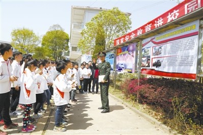 在第二个全民国家安全教育日到来之际,江西省吉安军分区组织国家安全知识宣讲团分赴各大中院校,陆续开展国家安全图片展、国家安全知识讲座和国防教育进校园等形式多样的国家安全教育活动,帮助青少年树立国家利益和国家安全高于一切的民族集体认同,增强青少年学生的责任感和使命感。本报特约记者 龙礼彬摄 在第二个全民国家安全教育日到来之际,江西省吉安军分区组织国家安全知识宣讲团分赴各大中院校,陆续开展国家安全图片展、国家安全知识讲座和国防教育进校园等形式多样的国家安全教育活动,帮助青少年树立国家利益和国家安全高于一切的民族集体认同,增强青少年学生的责任感和使命感。本报特约记者 龙礼彬摄