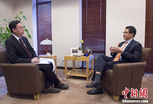 新加坡驻华大使罗家良（右）在北京的大使馆接受中新社记者专访。 中新社记者 侯宇 摄