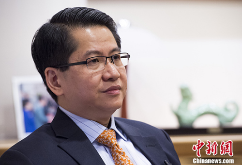 新加坡驻华大使罗家良在北京的大使馆接受中新社记者专访，就“一带一路”、新中关系等话题接受了记者的提问。 中新社记者 侯宇 摄