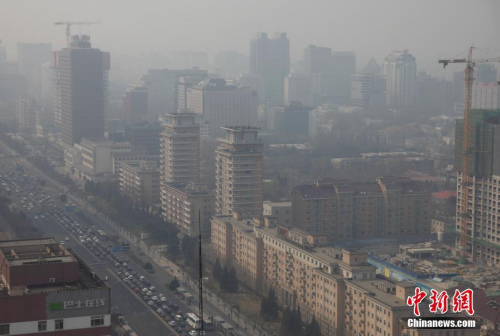 3月17日，北京城笼罩在雾霾中。近日，雾霾再度降临京津冀地区，环保部16日发布的空气质量预报显示，京津冀地区未来十天内的空气质量呈前期较差、后期转好态势。中新社记者 刘关关 摄