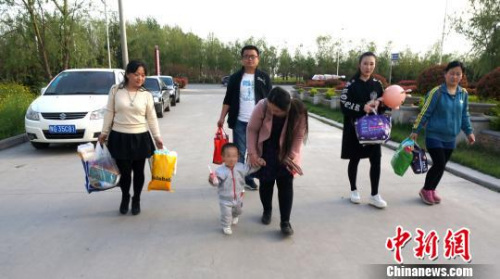 爱心妈妈和社区工作人员带着众多礼物和生活用品送小“臭蛋”到新乡市社会福利中心。　韩章云 摄