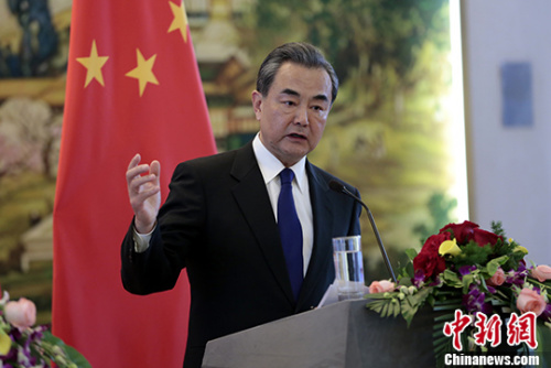 4月14日，中国外交部长王毅在北京与法国外长艾罗会谈后共同会见记者。 中新社记者 李慧思 摄