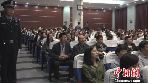 当日参加庭审旁听的有人大代表、政协委员、新闻记者以及各界群众共260余人。　刘鹏　摄