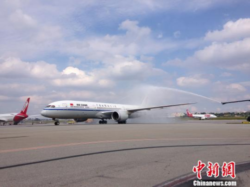 图为中国国际航空公司波音787-9梦想飞机徐徐降落在巴西圣保罗瓜鲁柳斯机场。　莫成雄 摄