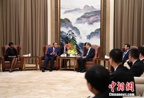 图为4月15日，福建省委书记尤权在福州会见正在福建参观访问的圣多美和普林西比总理特罗瓦达一行。 张斌 摄