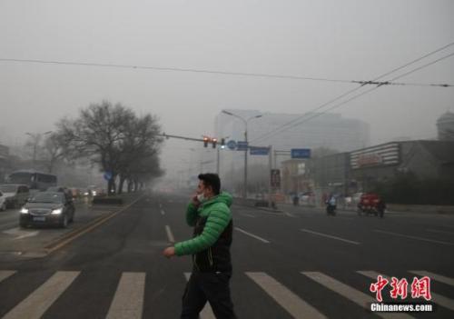 资料图:一名戴着口罩的行人走在北京街头。中新社记者 张浩 摄 资料图:一名戴着口罩的行人走在北京街头。中新社记者 张浩 摄