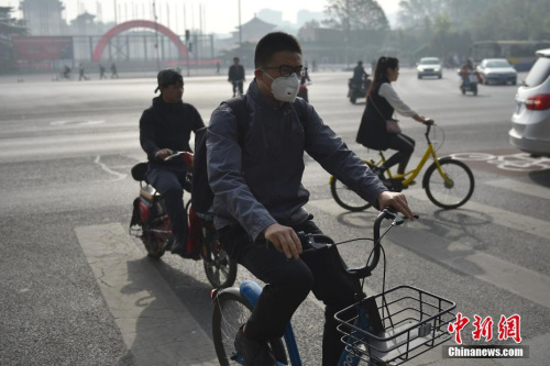 北京迎来沙尘天气市区能见度降低,市民佩戴口罩出行。 中新网记者 金硕 摄 北京迎来沙尘天气市区能见度降低,市民佩戴口罩出行。 中新网记者 金硕 摄