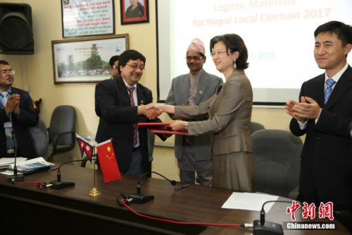 图为中国驻尼泊尔大使于红(右二)在交接仪式上。中新社记者 张晨翼 摄