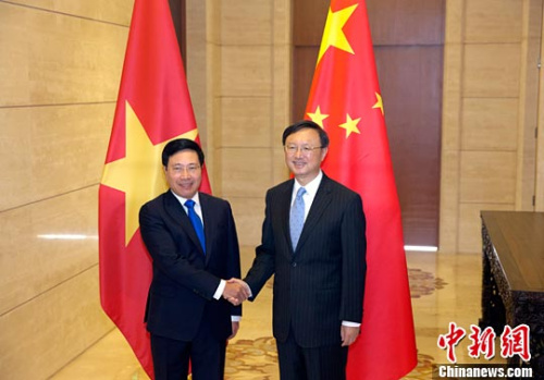 4月17日,中国――越南双边合作指导委员会第十次会议在北京举行,中国国务委员杨洁篪和越南副总理兼外长范平明共同主持。中新社记者 刘关关 摄 4月17日,中国――越南双边合作指导委员会第十次会议在北京举行,中国国务委员杨洁篪和越南副总理兼外长范平明共同主持。中新社记者 刘关关 摄