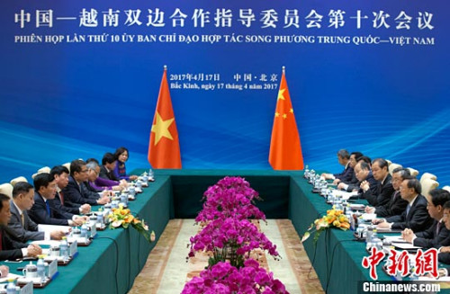 4月17日,中国――越南双边合作指导委员会第十次会议在北京举行,中国国务委员杨洁篪和越南副总理兼外长范平明共同主持。中新社记者 刘关关 摄 4月17日,中国――越南双边合作指导委员会第十次会议在北京举行,中国国务委员杨洁篪和越南副总理兼外长范平明共同主持。中新社记者 刘关关 摄