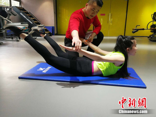 “小燕飞”动作示范图 中新网记者 张尼 摄