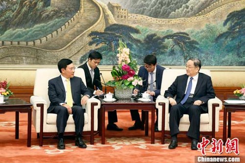 4月17日，全国政协主席俞正声会见来北京出席中越双边合作指导委员会第10次会议的越南副总理兼外长范平明。中新社记者 盛佳鹏 摄