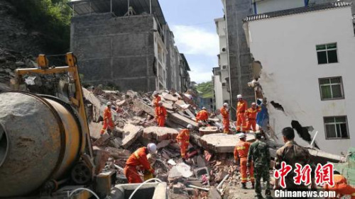 图为陕西白河县突发一起山体滑塌致一栋居民楼垮塌。民众供图