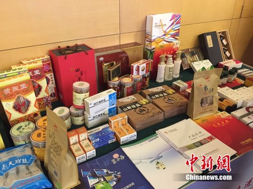 会场展示的一些甘肃当地产品。<a target='_blank' href='http://www.chinanews.com/' >中新网</a> 吴涛 摄 会场展示的一些甘肃当地产品。<a target='_blank' href='http://www.chinanews.com/' >中新网</a> 吴涛 摄